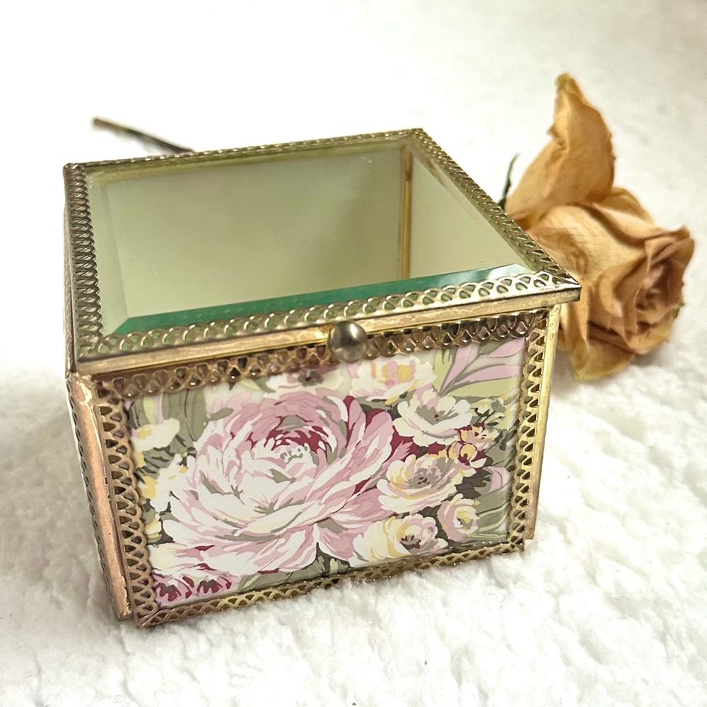 Floral vintage trinket/jewelry box